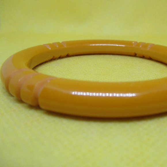 CARVED BUTTERSCOTCH BAKELITE Bangle Bracelet Never Worn Vtg. 1940s Thick Carved - Picture 10 of 10